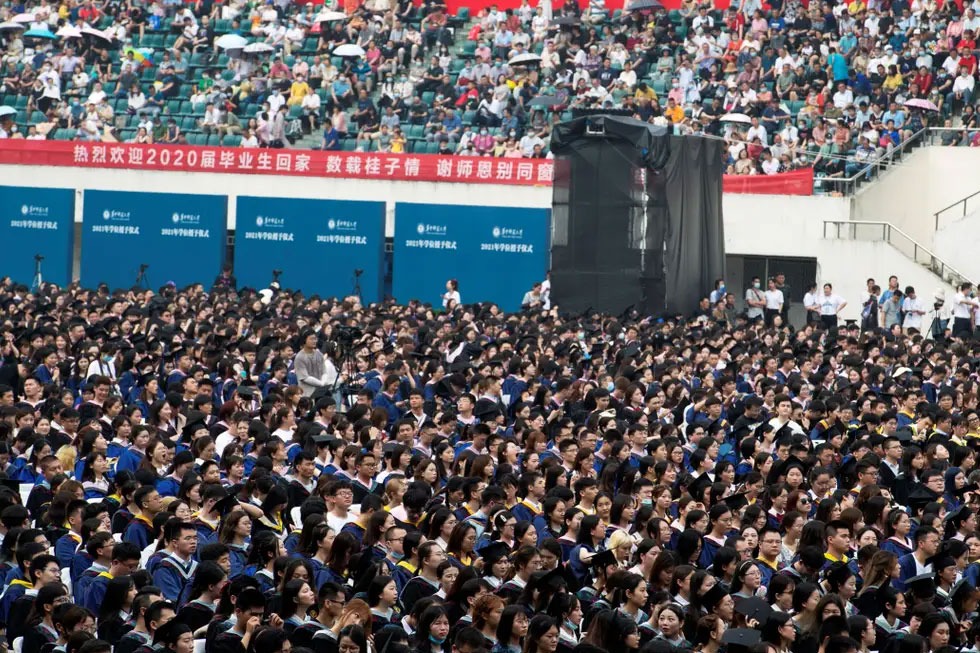11000 Students Attend University Graduation in Wuhan Without Face Masks 