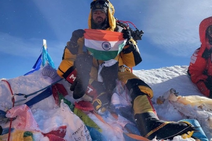 25 yr old conquers Everest days after recovering from Covid 19