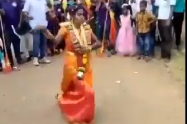 Tamilnadu girl performs martial arts in her wedding celebrations