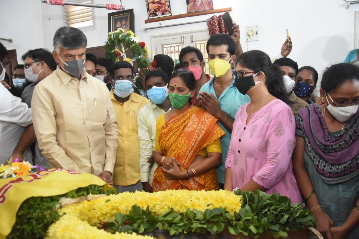 Chandrababu pays tributes to party leader PR Mohan