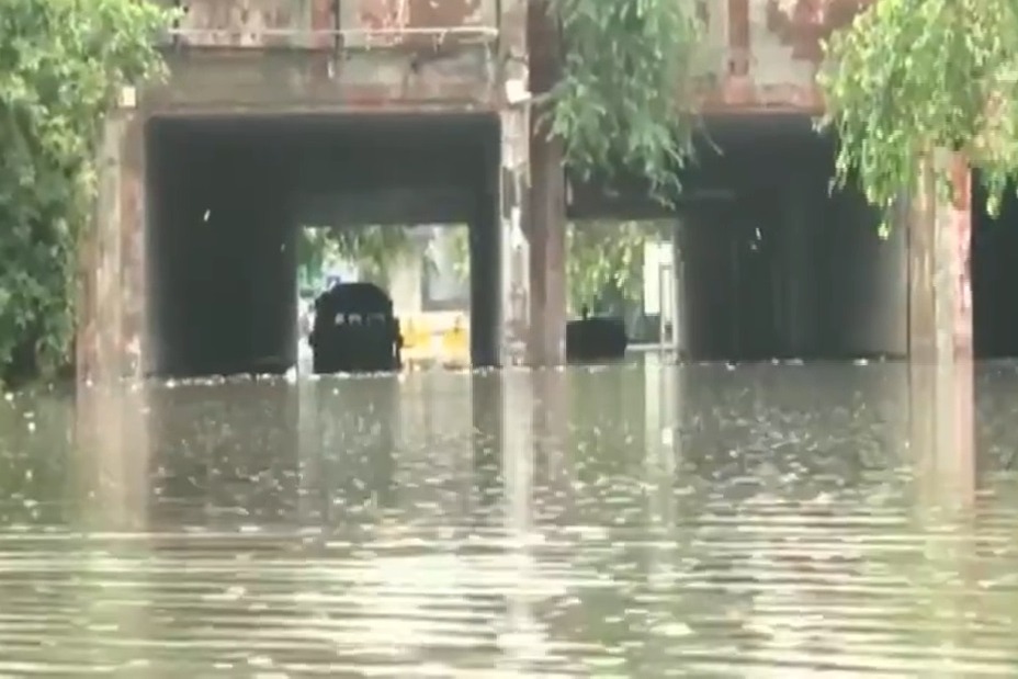 Heavy Rains Lashes Delhi As Buses and Cars Sub Merged