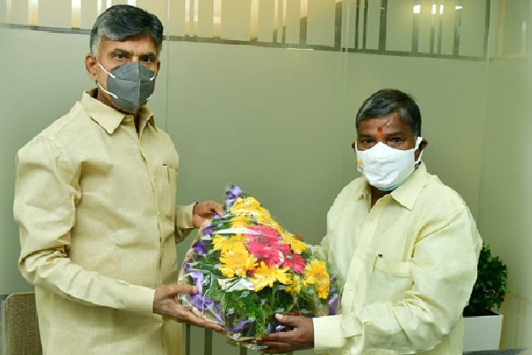 Chandrababu congratulates Bakkani Narasimhulu