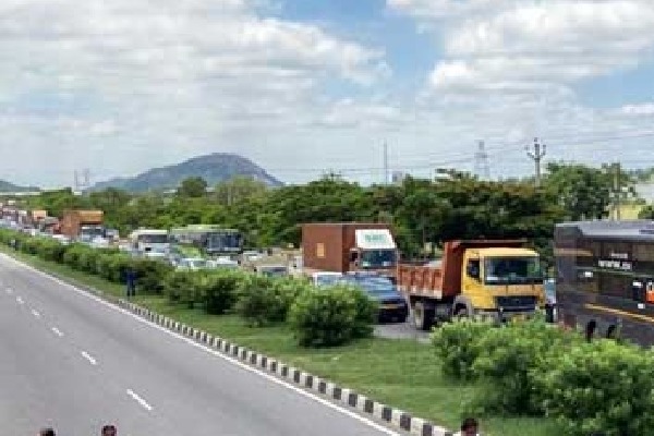 2 hours traffic jam on Hyderabad Vijayawada highway