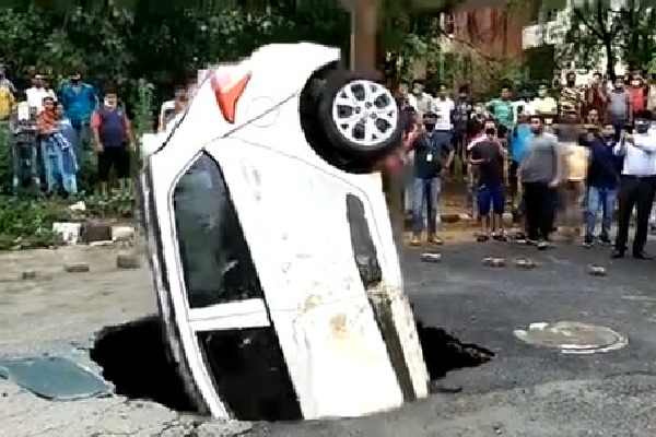 Huge sink hole on Delhi road swallowed a big car 