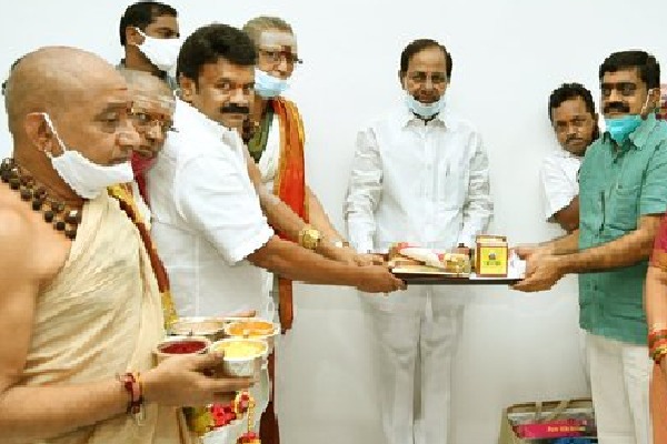 Talasani invites CM KCR to Ujjaini Mahankali Bonalu 