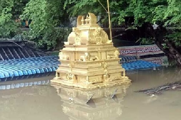 Temple submerged in Godavari water