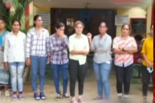 Gujarath girls collects money at Parvathipuram