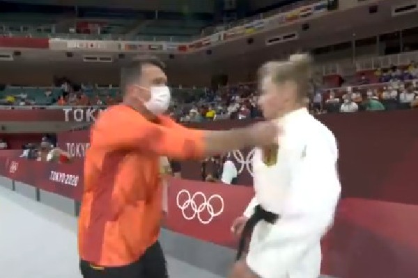 Coach slaps German judo fighter 