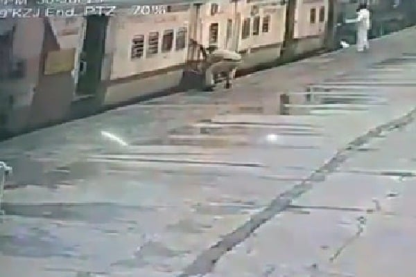 RPF Constable saves woman life at Secunderabad Railway Station