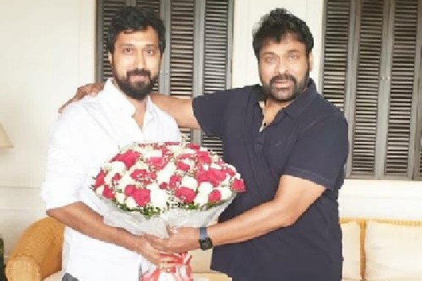 Chiranjeevi gifts a pen to his director Bobby