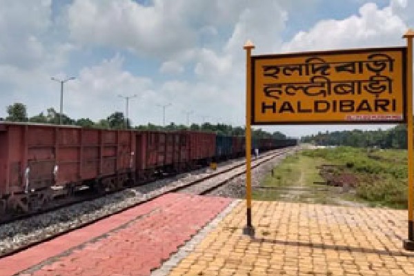 First goods train from Indias Haldibari to Chilahati in Bangladesh