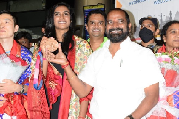 Grand welcome for PV Sindhu in Hyderabad airport