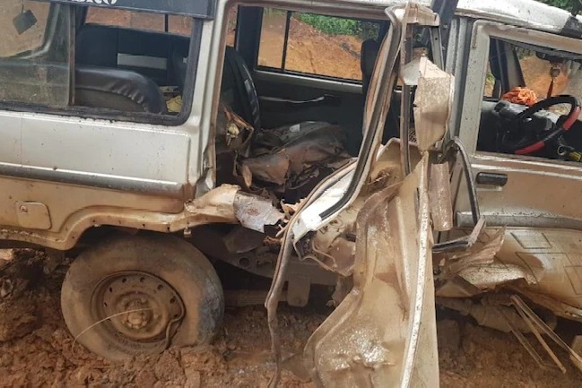 Maoists Attack Civilian Vehicle Injures 12