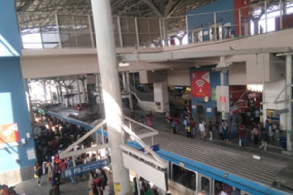 Bomb scare at Ameerpet metro station