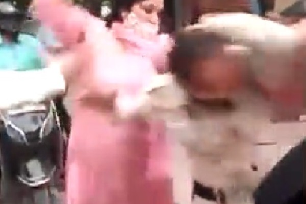 Women Attack Cops For Asking To wear Mask