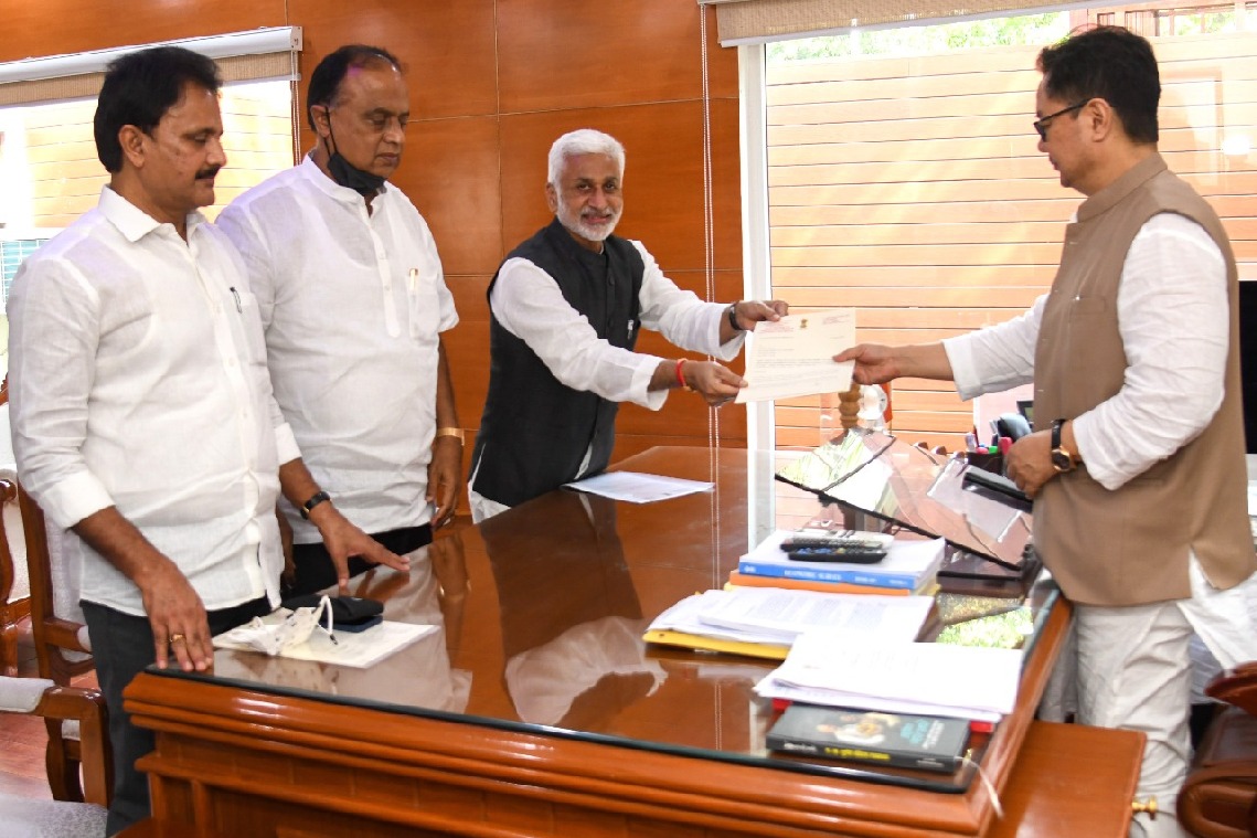 YSRCP MPs meets union law minister