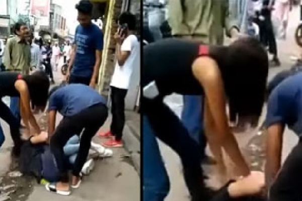 Two girls fight over boyfriend on street in  jharkhand 