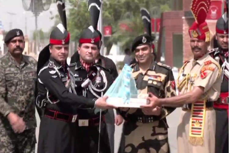 India and Pakistan soldiers shares sweets 