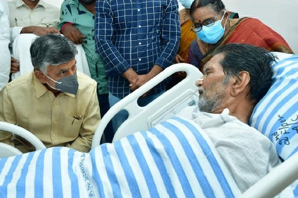 Chandrababu meets TDP follower  in hospital