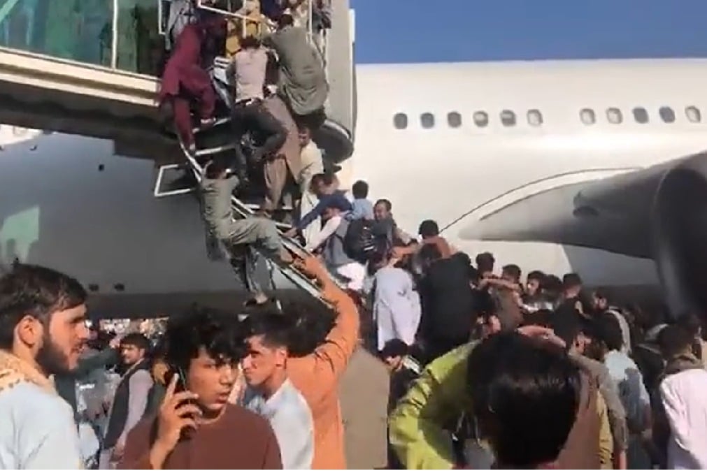 People Flocked Into Kabul Airport Tarmac American Soldiers Fired Shots Into Air