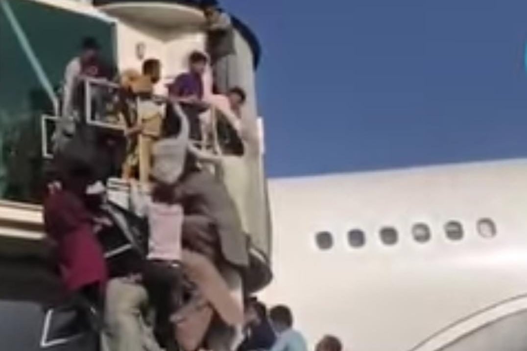 Image shows Afghans crammed in US cargo plane
