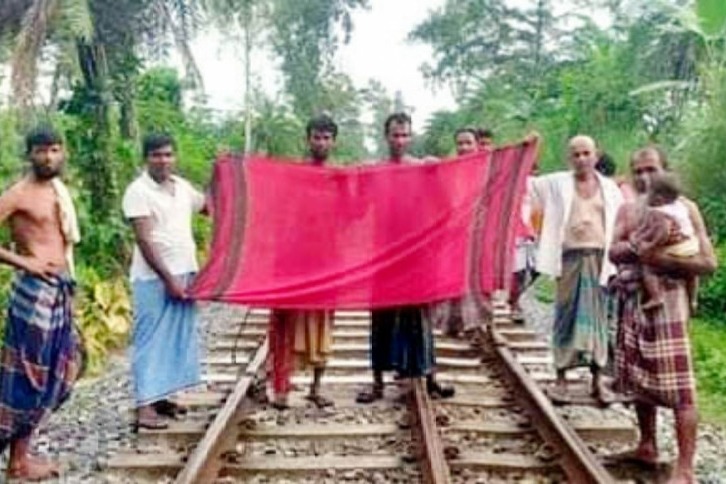 Bangladeshi youth waves flag to stop train, saves 300 lives