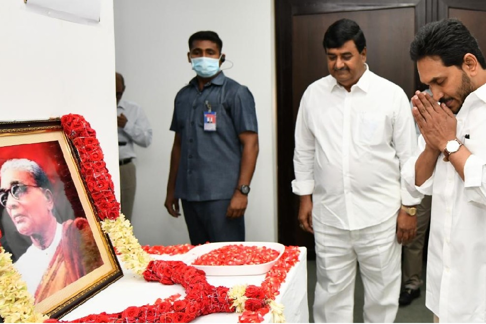 Jagan pays tributes to first Andhra CM Tanguturi Prakasam Pantulu
