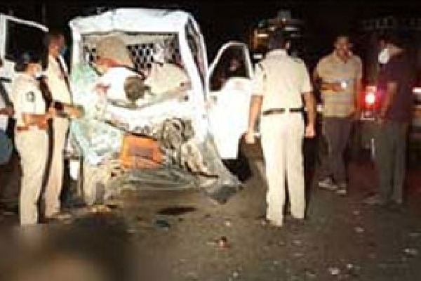 5 dead in a road accident in prakasam district