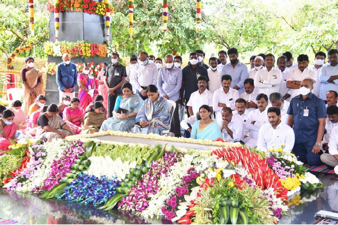 CM Jagan and Sharmila pay homage to YS Rajasekhara Reddy