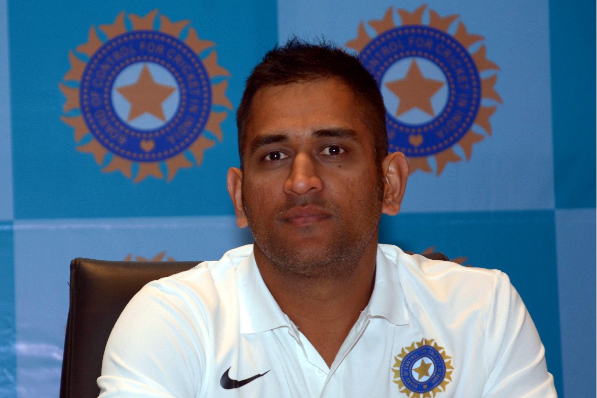 Dhoni's decision to suddenly quit Tests was brave & selfless: Shastri