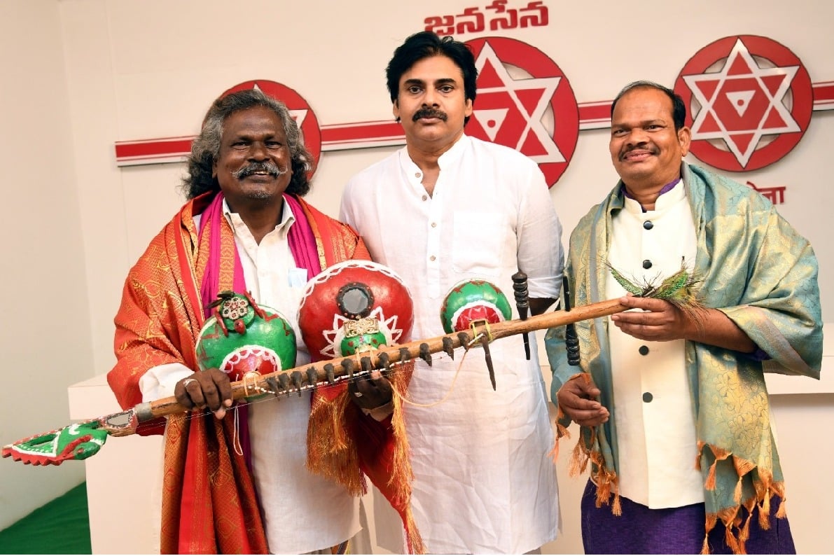 Pawan Kalyan honours folk artiste Mogulaiah of 'Bheemla Nayak' title song fame