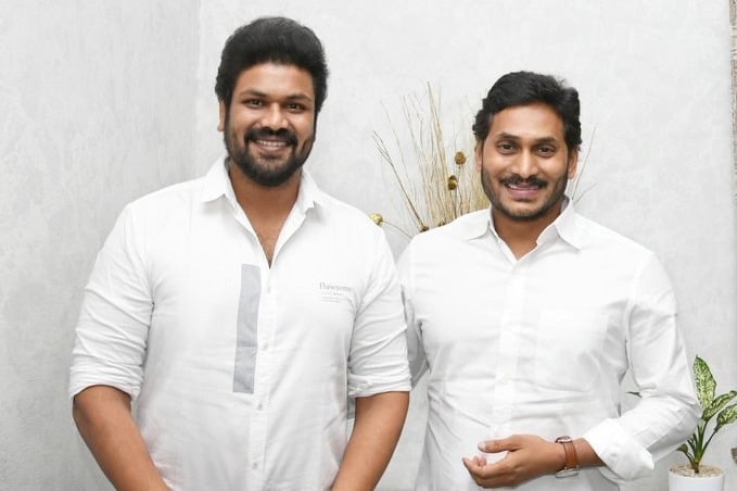  It was an honor and privilege to meet the visionary CM Jagan says Manchu Manoj