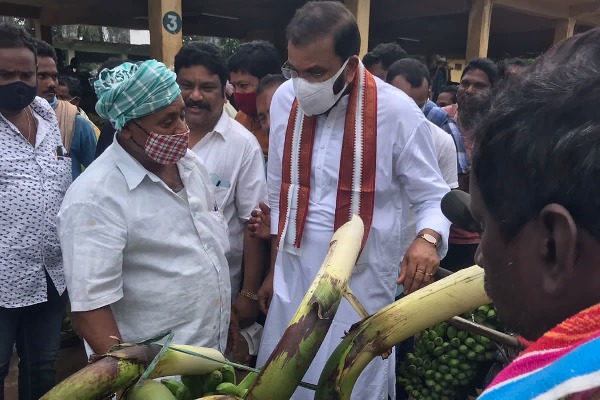 CBI former JD Lakshminarayana visits Ravulapalem market yard