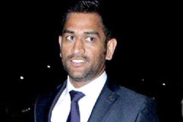 Dhoni joins India team as mentor for T20 WC, Ashwin returns to squad