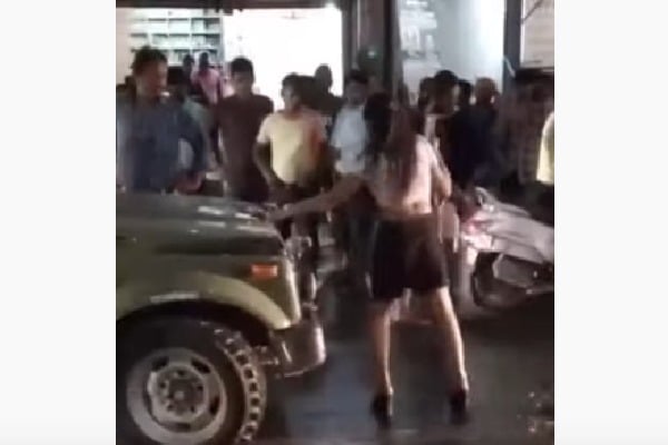 Drunk woman creates ruckus on road in Gwalior 