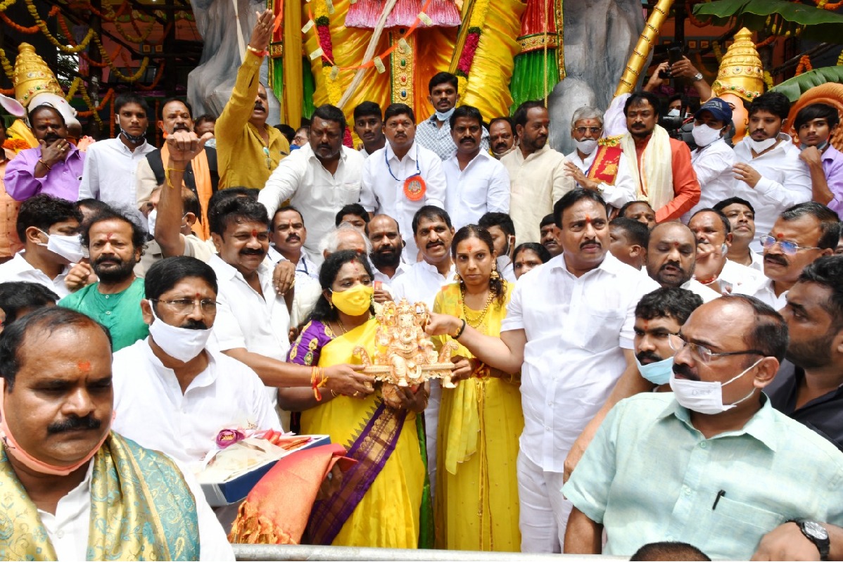 Telangana and Haryana governors offers first prayers to Khairatabad Maha Ganapathi