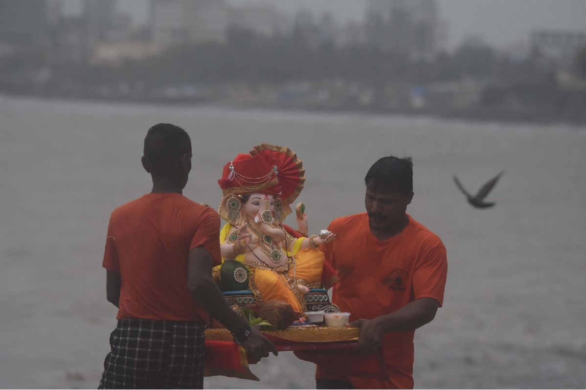 SC allows symbolic immersion of Ganesh idols in Hyd's Hussain Sagar Lake
