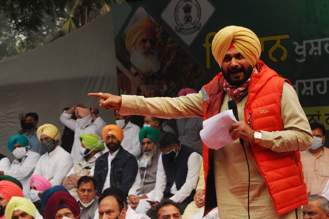 'Sidhu anti-national', Amarinder says he will fight move to make him CM