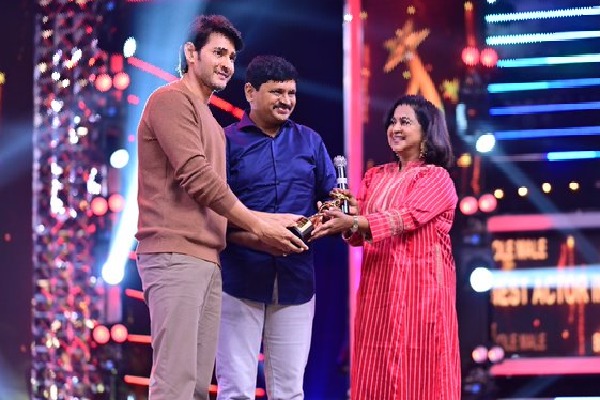 Mahesh Babu takes best actor award in SIIMA