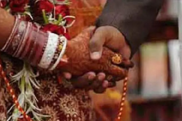 Hyderabad bride elopes with lover after marriage with cash and jewellery