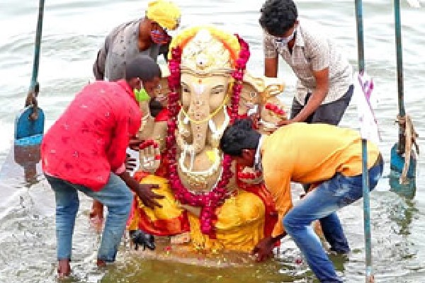 Ganesh Immersion Continue in Hyderabad Tank Bund