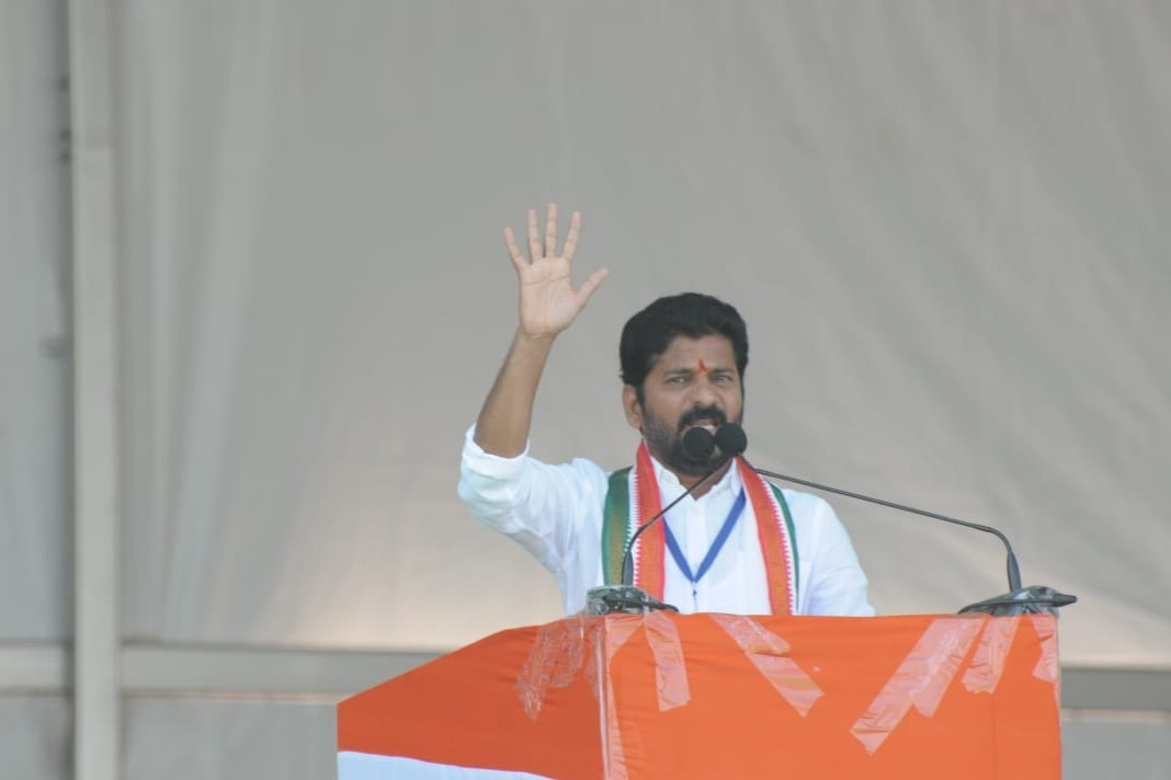 Court restrains T'gana Cong chief from making statements against KTR