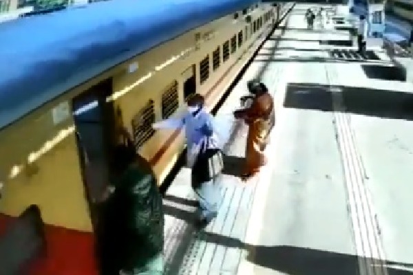  Passengers saved a woman from falling under a moving train at Vasai Road Railway Station 