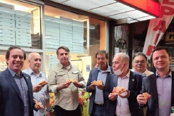 Brazil President Jair Bolsanaro eats pizza on side walk photos goes viral