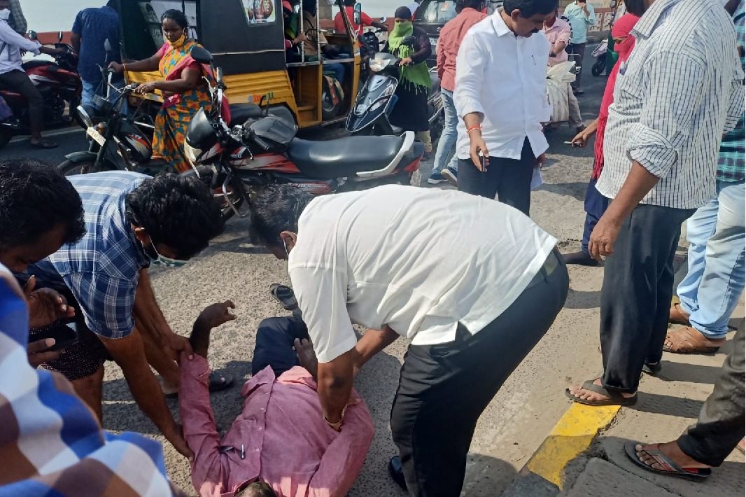 Devineni Uma helps accident victim in Vijayawada