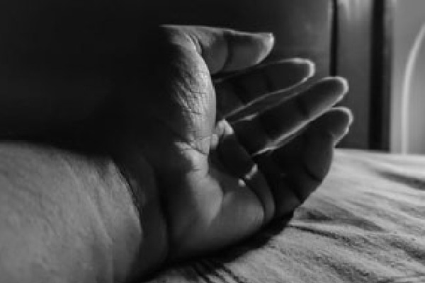 Husband slits wife throat and attempted suicide in Hyderabad