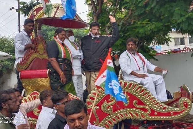 Congress Leaders Protest By Arriving On Horse Buggy