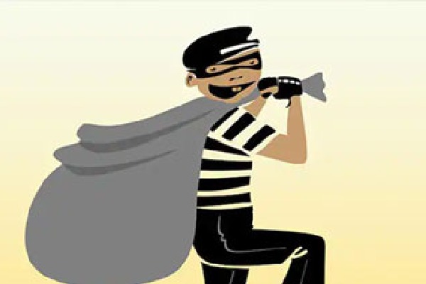 Robbery in Kazipet 2 kg gold and Rs 3 lakh cash extortion
