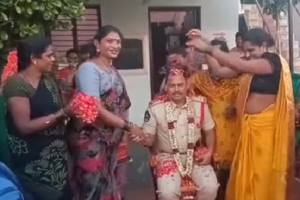 Transgenders felicitated Uravakonda CI Sekhar