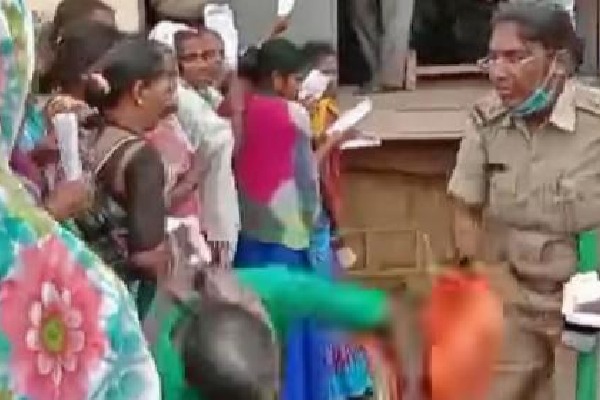Women SI throws women farmer on the ground